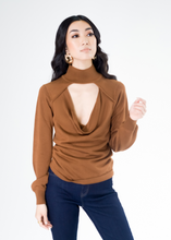 Load image into Gallery viewer, SHARRON TURTLE NECK - BROWN
